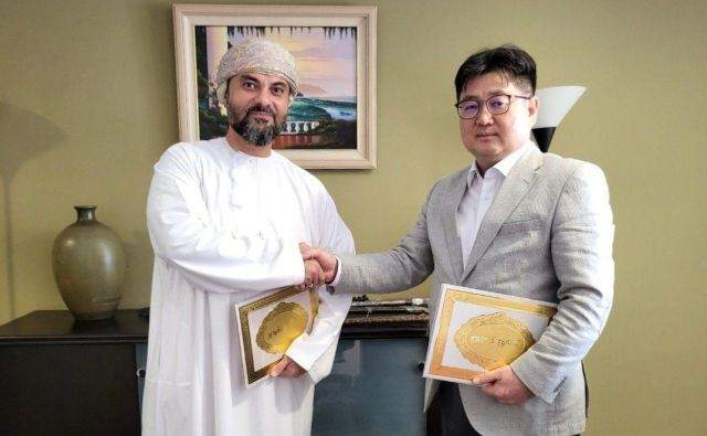 2026년 2월12일(오만 현지시각) 오만 안타레스(Antares)에서 이성호 ㈜천수 대표와 바크리 자말 바크리 코드르(Bakry Jamal Bakry Khodr) 안타레스사 대표가 혼합음료(천연미네럴워터) ‘아이투유’ 수출 업무협약(MOU)을 한 뒤, 기념촬영을 하고 있다. 천수 제공