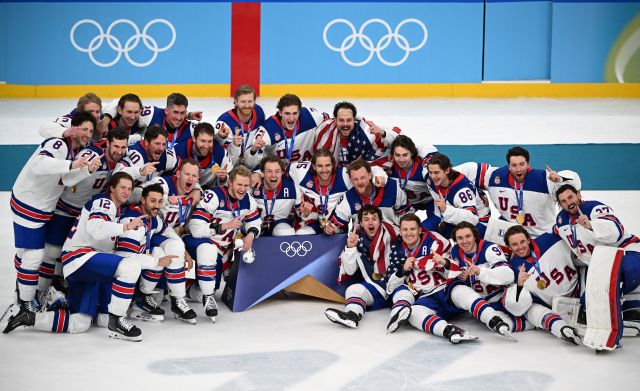 22일(현지시간) 이탈리아 밀라노 산타줄리아 아이스하키 아레나에서 열린 2026 밀라노·코르티나담페초 동계올림픽 아이스하키 남자 금메달 결정전에서 2-1로 캐나다를 꺾고 우승을 차지한 미국 선수들이 금메달을 목에 걸고 기념사진을 찍고 있다. 연합뉴스