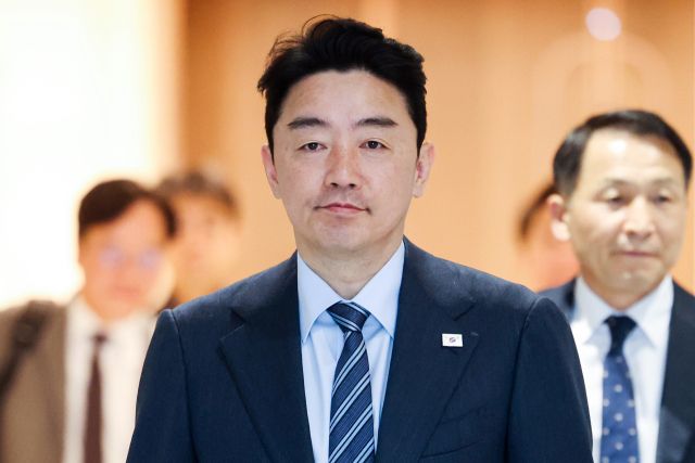 강훈식 대통령 비서실장이 전략경제협력 대통령 특사 자격으로 아랍에미리트(UAE) 방문을 위해 24일 인천국제공항을 통해 출국하고 있다. 연합뉴스