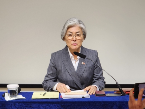 강경화 주미대사가 24일(현지시간) 워싱턴DC의 한국 문화원에서 한국 특파원단과 간담회를 하고 있다. 연합뉴스