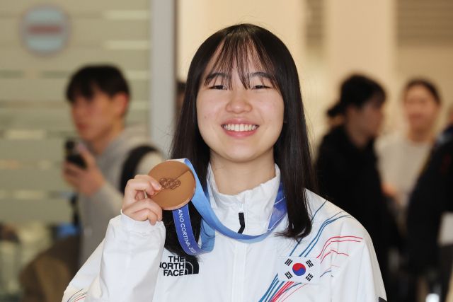 2026 밀라노·코르티나담페초 동계올림픽 스노보드 여자 빅에어에서 동메달을 차지한 유승은이 21일 인천국제공항으로 귀국해 기념 촬영하고 있다. 연합뉴스