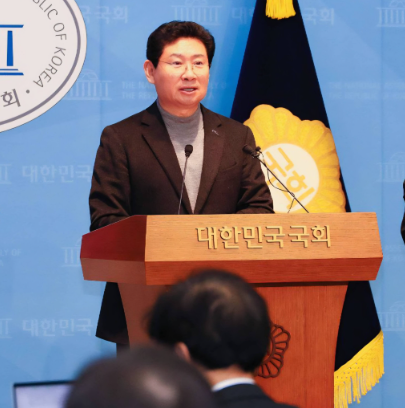 이상일 용인특례시장이 24일 국회 소통관서 기자회견을 열고 용인 반도체 산단과 관련해 입장을 밝히고 있다. 이상일 시장 페이스북 캡처