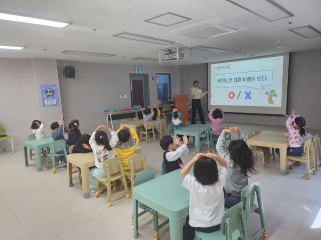 최근 인천 미추홀구 학익동 송암미술관에서 한 유치원생들이 유아 단체 프로그램을 수강하고 있다. 송암미술관 제공