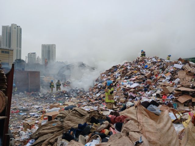 인천 남동구 고잔동의 한 고물상에서 불이 났다. 인천소방본부제공