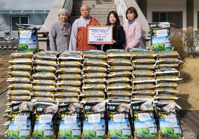 가산면 방축리 성불암이 취약계층을 위해 백미 10㎏ 100포를 가산면 행정복지센터에 기탁한 뒤 김차자 가산면장과 도원 스님 등이 기념촬영을 하고 있다. 포천시 제공