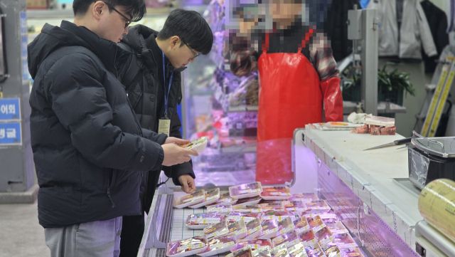 국립농산물품질관리원 관계자들이 설 연휴를 앞두고 축산물소매업체를 찾아 원산지 표시제 위반 여부를 점검하고 있다. 국립농산물품질관리원 제공