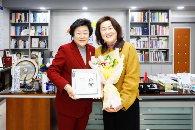 김경희 이천시장(왼쪽)이 김은정 이천교육지원청 교육장(오른쪽)에게 이천시 명예 시민패를 수여했다. 이천교육지원청 제공
