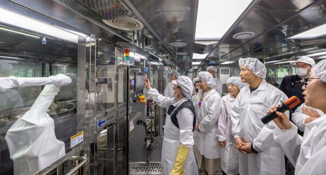 임태희 경기도교육감이 25일 수원 대평초 내 별도 공간에 ‘거점형 학교급식 튀김 지원실’ 개소식에 참석해 시설을 둘러보고 있다. 경기도교육청 제공