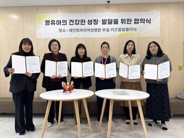 수원시 국공립 어린이집 5곳(시립 금곡동·금호·수원지방산업단지·세곡·칠보 어린이집)이 ‘수원시 장애아 통합 어린이집 학습공동체’를 구성하고 기념촬영을 하고 있다. 학습공동체 제공