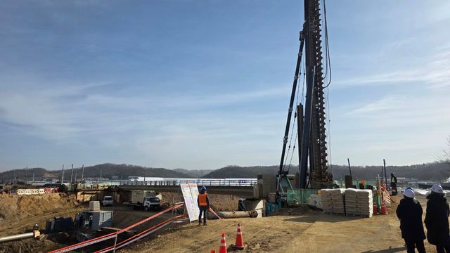 4. 파주시, '고창교 교량 및 연계도로 확장공사' 2026년 상반기 준공 목표로 공정관리 강화_고창교 현장사진