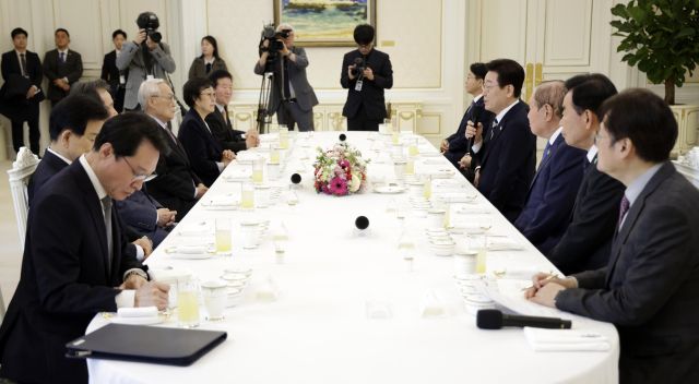 이재명 대통령이 25일 청와대에서 열린 더불어민주당 상임고문단 오찬 간담회에서 발언하고 있다. 연합뉴스