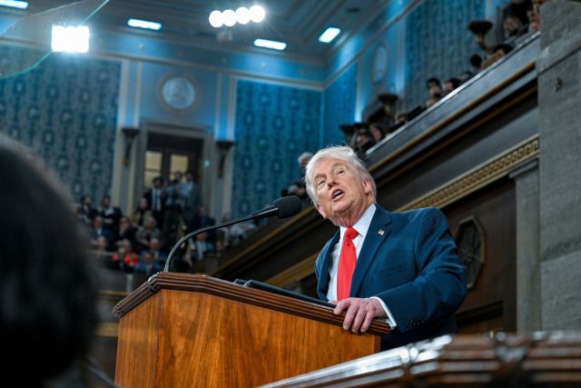 도널드 트럼프 미국 대통령이 24일(현지시간) 워싱턴DC 연방 의회 의사당에서 열린 상·하원 합동회의에서 집권 2기 첫 국정연설을 하고 있다. 로이터=연합뉴스