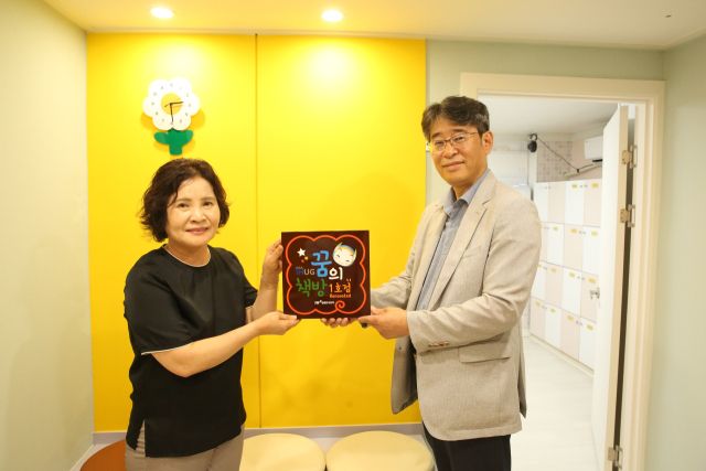 인천도시공사(iH)가 1호 꿈의 책방을 지난해 ‘Re 꿈의 책방’ 사업을 통해 리모델링한 뒤, 현판을 전달하고 있다. iH 제공