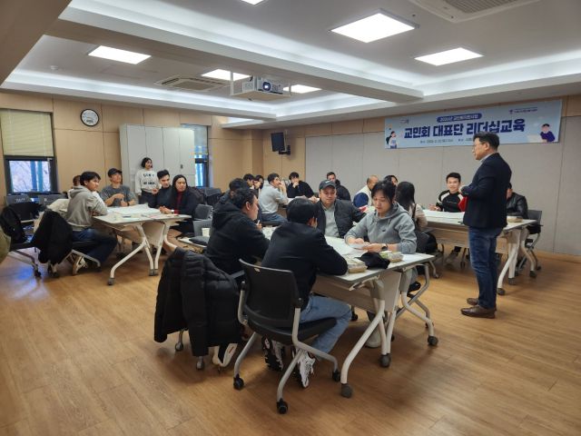 22일 시흥에코센터 중등교육실에서 재시흥 국가별 교민회 8개국 대표 20여 명을 대상으로 진행된 리더십 교육 현장. 시흥시 제공