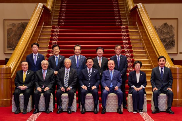 이재명 대통령이 25일 청와대에서 열린 더불어민주당 상임고문단 오찬 간담회에 앞서 참석자들과 기념촬영을 하고 있다. 앞줄 왼쪽부터 문희상·임채정·권노갑 상임고문, 이재명 대통령, 김원기·한명숙·김진표 상임고문. 뒷줄 왼쪽부터 조정식 정무특보, 정동영·정세균·박병석·이용득 상임고문. 연합뉴스