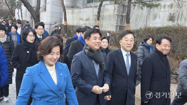 25일 오전 (왼쪽부터) 이수진 국회의원, 김병욱 더불어민주당 성남시장 예비후보, 김윤덕 국토부 장관, 이광재 분당갑지역위원장 등이 성남 철도 현안지역을 둘러 보고 있다. 박용규기자