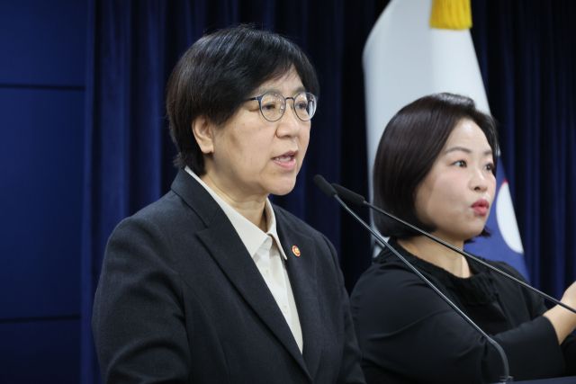 정은경 보건복지부 장관이 25일 서울 종로구 정부서울청사에서 응급환자 이송체계 혁신 시범사업 관련 브리핑을 하는 모습. 연합뉴스