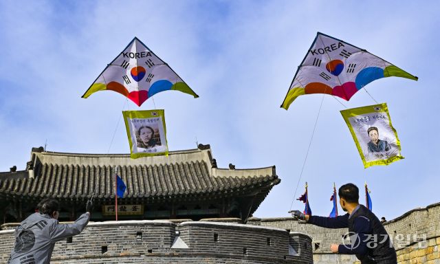 제107주년 3·1절을 앞두고 26일 오전 수원특례시 창룡문에서 한국연연맹 회원들이 안중근 의사와 유관순 열사의 모습이 담긴 연을 날리며 3·1절의 의미를 되새기고 있다. 홍기웅기자