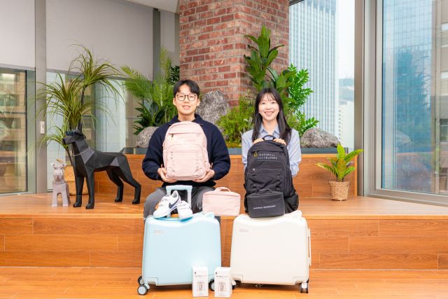 동국제강그룹 임직원이 ‘초등 입학 자녀 응원 선물’과 함께 기념사진을 촬영하고 있다. 동국제강그룹 제공