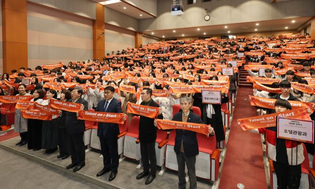 재능대학교의 신입생들이 입학식에 참여해 다양한 활동을 즐기고 있다. 재능대학교 제공