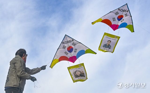 제107주년 3·1절을 앞두고 26일 오전 수원특례시 창룡문에서 한국연연맹 회원들이 안중근 의사와 유관순 열사의 모습이 담긴 연을 날리며 3·1절의 의미를 되새기고 있다. 홍기웅기자