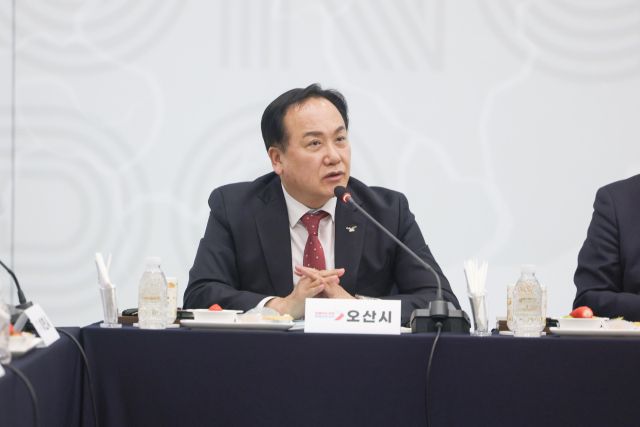 지난 25일 김포미디어아트센터에서 열린 ‘경기도 시장군수협의회 제10차 정기회의’에서 이권재 우산시장이 건의사항에 대해 설명하고 있다. 오산시 제공