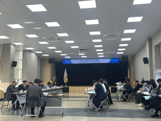 최근 파주시청 회의실에서 열린 ‘농정 심의위원회’에서 내년 44개 농림축산식품사업 예산 319억원을 심의를 의결하고 있다. 파주시 제공