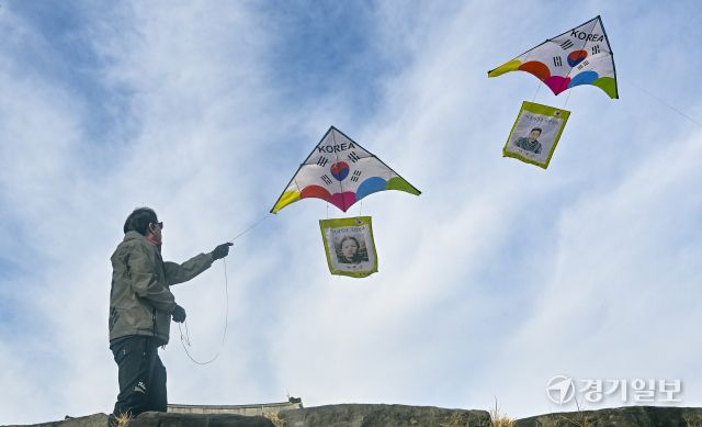 제107주년 3·1절을 앞두고 26일 오전 수원특례시 창룡문에서 한국연연맹 회원들이 안중근 의사와 유관순 열사의 모습이 담긴 연을 날리며 3·1절의 의미를 되새기고 있다. 홍기웅기자