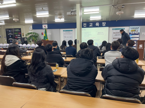 25일 현장관계자로부터 기초 공법에 대한 브리핑 모습. 부천시 제공