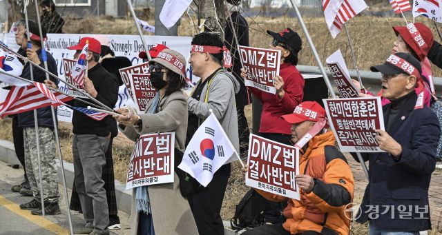 26일 평택시 K-6 미군기지 윤게이트 앞에서 한미자유의 물결 관계자들이 태극기와 성조기를 흔들며 한미동맹 강화 및 한미연합훈련 즉각 실시할 것을 외치고 있다. 홍기웅기자