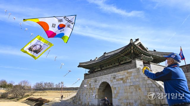 제107주년 3·1절을 앞두고 26일 오전 수원특례시 창룡문에서 한국연연맹 회원들이 안중근 의사와 유관순 열사의 모습이 담긴 연을 날리며 3·1절의 의미를 되새기고 있다. 홍기웅기자