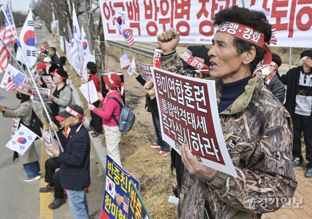 26일 평택시 K-6 미군기지 윤게이트 앞에서 한미자유의 물결 관계자들이 태극기와 성조기를 흔들며 한미동맹 강화 및 한미연합훈련 즉각 실시할 것을 외치고 있다. 홍기웅기자