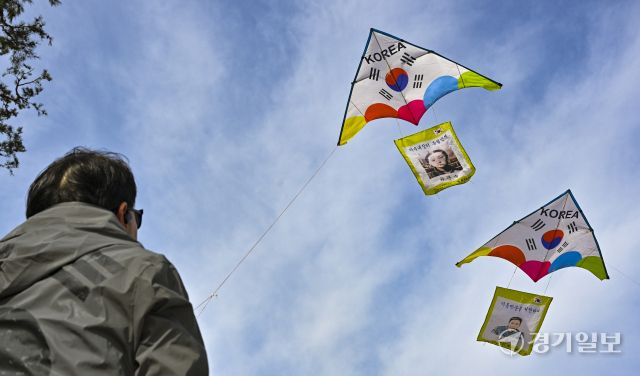 제107주년 3·1절을 앞두고 26일 오전 수원특례시 창룡문에서 한국연연맹 회원들이 안중근 의사와 유관순 열사의 모습이 담긴 연을 날리며 3·1절의 의미를 되새기고 있다. 홍기웅기자