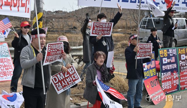26일 평택시 K-6 미군기지 윤게이트 앞에서 한미자유의 물결 관계자들이 태극기와 성조기를 흔들며 한미동맹 강화 및 한미연합훈련 즉각 실시할 것을 외치고 있다. 홍기웅기자
