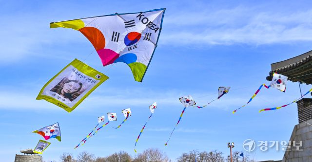 제107주년 3·1절을 앞두고 26일 오전 수원특례시 창룡문에서 한국연연맹 회원들이 안중근 의사와 유관순 열사의 모습이 담긴 연을 날리며 3·1절의 의미를 되새기고 있다. 홍기웅기자