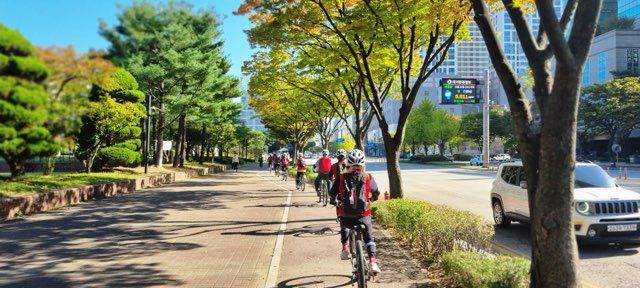 지난해 열린 무료 자전거 상설교육에서 시민들이 자전거 단체 라이딩을 진행하고 있다. 안양시 제공