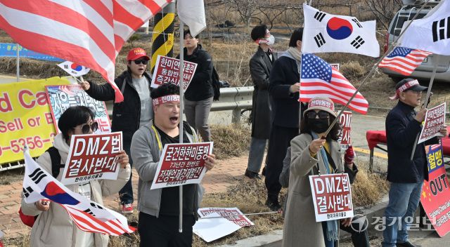 26일 평택시 K-6 미군기지 윤게이트 앞에서 한미자유의 물결 관계자들이 태극기와 성조기를 흔들며 한미동맹 강화 및 한미연합훈련 즉각 실시할 것을 외치고 있다. 홍기웅기자