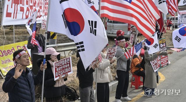 26일 평택시 K-6 미군기지 윤게이트 앞에서 한미자유의 물결 관계자들이 태극기와 성조기를 흔들며 한미동맹 강화 및 한미연합훈련 즉각 실시할 것을 외치고 있다. 홍기웅기자
