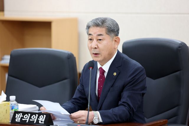 정해권 인천시의회 의장(국민의힘·연수구1)이 최근 인천시의 인구 규모와 증가 추세를 반영해 시의원 정수를 형평성 있게 조정하고, 도서지역 주민의 정치적 대표성을 보장할 것을 정부와 국회에 촉구하는 결의안을 대표발의한 뒤, 제안 설명을 하고 있다. 인천시의회 제공