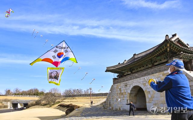 제107주년 3·1절을 앞두고 26일 오전 수원특례시 창룡문에서 한국연연맹 회원들이 안중근 의사와 유관순 열사의 모습이 담긴 연을 날리며 3·1절의 의미를 되새기고 있다. 홍기웅기자