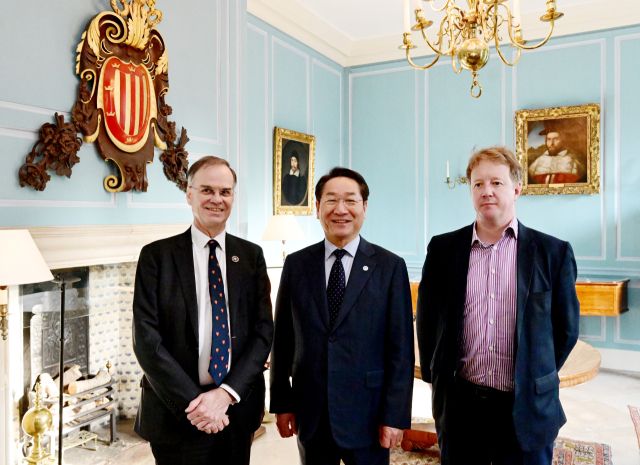 유정복 인천시장이 25일(현지시각) 영국 케임브리지대학교에서 폴 브리스토 케임브리지셔-피터버러 광역시장(오른쪽), 앤디 파커 케임브리지대 피터하우스 학장(왼쪽)과 협력 방안을 논의한 뒤 기념 촬영을 하고 있다. 인천시 제공