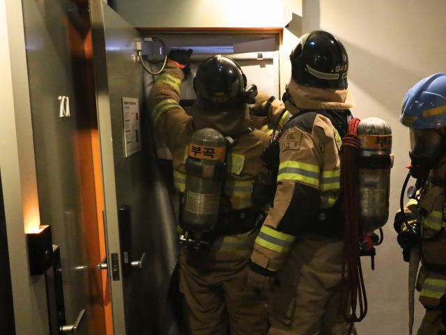 의왕소방서가 주거밀집지역과 숙박형 시설을 대상으로 현지적응훈련을 실시하고 있다. 의왕소방서 제공