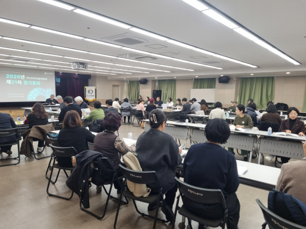 25일 부천시청 소통마당에서 허원배 부천시지속가능발전협의회 대표회장이 정기총회 안건을 심의하고 있다. 부천시 제공