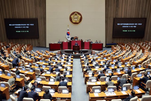 더불어민주당 천준호 원내운영수석부대표가 25일 국회에서 열린 2월 임시국회 본회의에서 '법왜곡죄'를 포함한 형법 일부개정법률안(대안)에 대한 수정안 제안 설명을 하고 있다. 연합뉴스