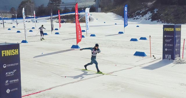 경기도청의 김장회가 26일 강원도 평창 알펜시아 크로스컨트리 센터서 열린 제107회 전국동계체육대회 크로스컨트리 남자 일반부 프리15㎞서 결승선을 통과하고 있다. 평창=임창만기자