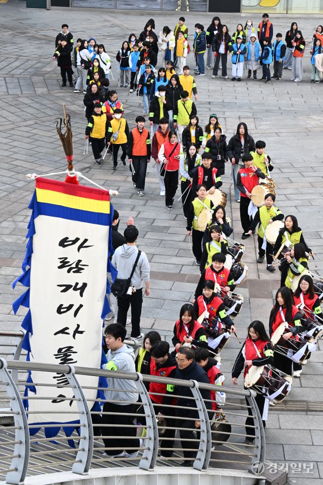 27일 인천 남동구 구월로 일대에서 가천청소년봉사단원들이 풍물 놀이활동을 시작으로 거리 환경정화 봉사활동 '제1회 산뜻길 플로깅' 행사를 하고 있다.