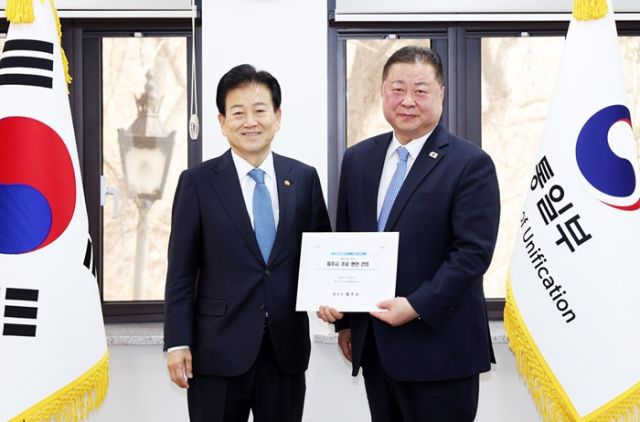 김경일파주시장이 민북마을등 접경지역 주민의 삶의 질 향상과 지속가능발전을 위한 방안으로 민통선북상, 접경지역 안보기본소득도입등 6개 현안에 대해 정동영통일부장관에게 관심과 조속한 실행을 건의하고 있다. 파주시제공