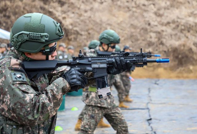 육군 제17보병사단 예비군 훈련 교관들이 올해부터 실시하는 에어소프트건을 활용한 근접전투기술(CQB) 훈련 절차를 확인하고 있다. 육군 제17보병사단 제공