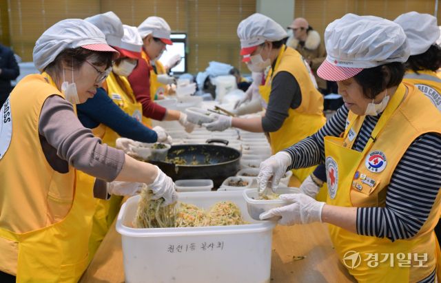 27일 오후 대한적십자사 경기도지사에서 열린 '정월대보름 맞이 오곡밥 나눔 행사'에서 참여한 대한적십자사봉사자회 수원시협의회원들이 오곡밥과 나물을 담고 있다. 이날 준비된 오곡밥과 나물은 관내 3백 여 가구로 전달될 예정이다. 윤원규기자