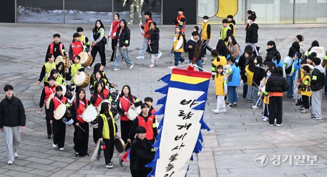 27일 인천 남동구 구월로 일대에서 가천청소년봉사단원들이 풍물 놀이활동을 시작으로 거리 환경정화 봉사활동 '제1회 산뜻길 플로깅' 행사를 하고 있다.